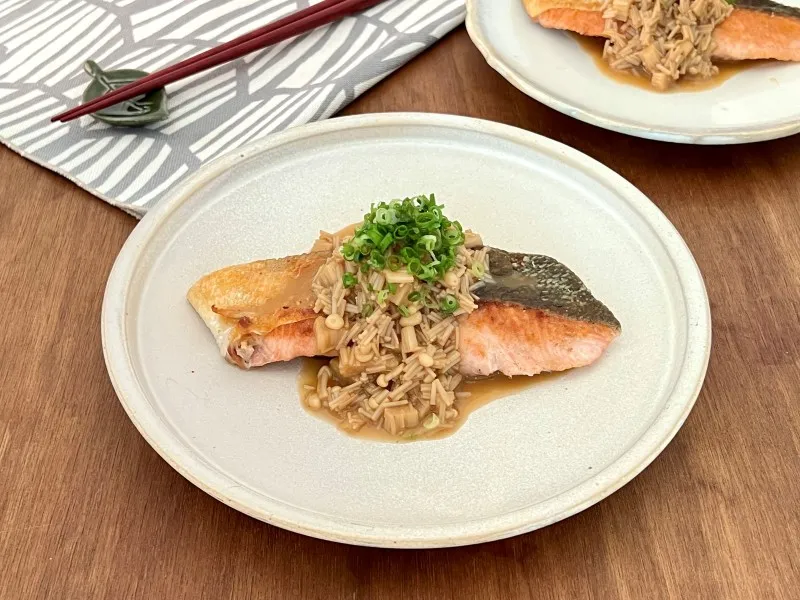 『リケンのノンオイル 青じそ』使用した、えのき青じそバターソースの「鮭のムニエル」