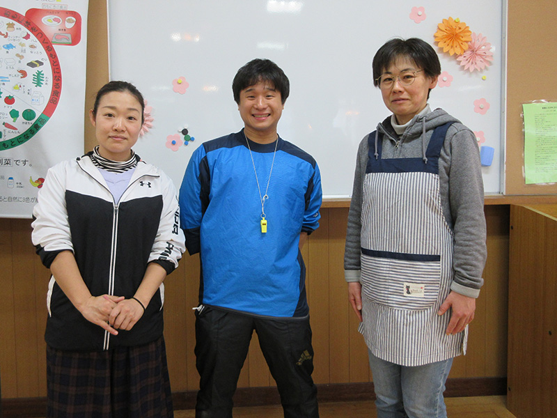 左から担任の黒澤先生、石田先生、そしてお世話になった学校栄養職員の島岡先生。