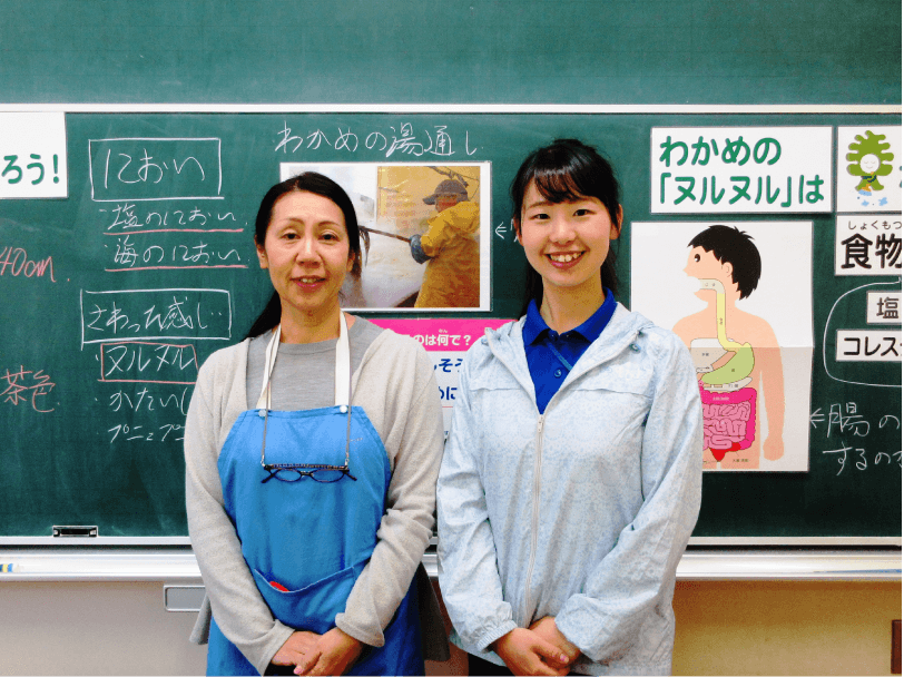 家庭科の片山先生（左）と担任の鈴木先生